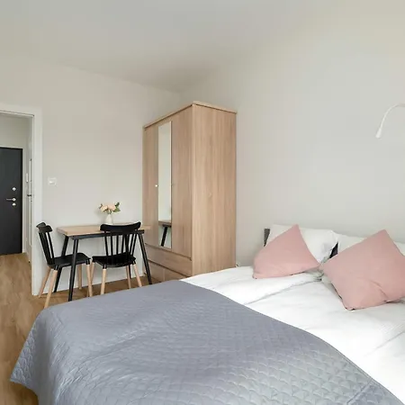 Spacious And Cosy In With Parking, Desk And Balcony By Renters Poznań