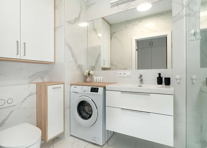 Appartement Spacious And Cosy In With Parking, Desk And Balcony By Renters Poznań