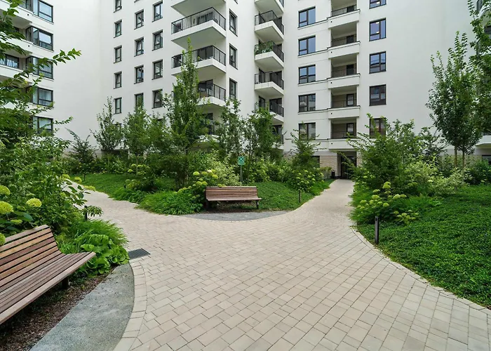 Spacious And Cosy In With Parking, Desk And Balcony By Renters Poznań