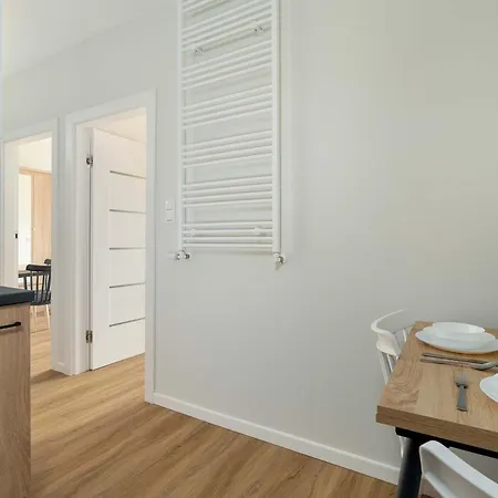 Apartman Spacious And Cosy In With Parking, Desk And Balcony By Renters