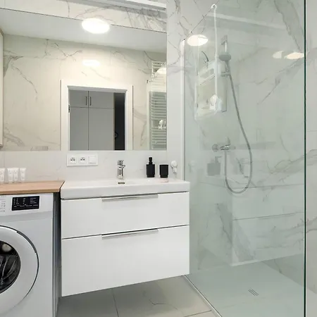 Apartman Spacious And Cosy In With Parking, Desk And Balcony By Renters *