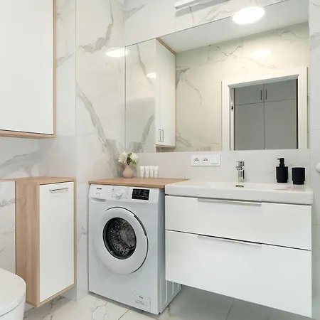 Apartman Spacious And Cosy In With Parking, Desk And Balcony By Renters Poznań