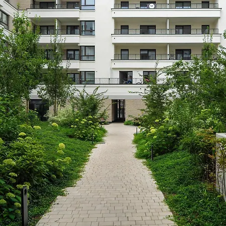 Spacious And Cosy In With Parking, Desk And Balcony By Renters Apartman Poznań