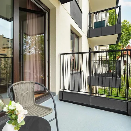 Spacious And Cosy In With Parking, Desk And Balcony By Renters דירה פוזנן