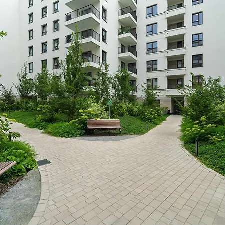 Spacious And Cosy In With Parking, Desk And Balcony By Renters Poznań