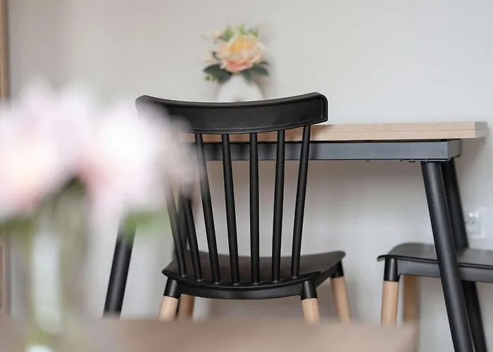 דירה Spacious And Cosy In With Parking, Desk And Balcony By Renters