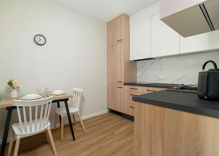Spacious And Cosy In With Parking, Desk And Balcony By Renters