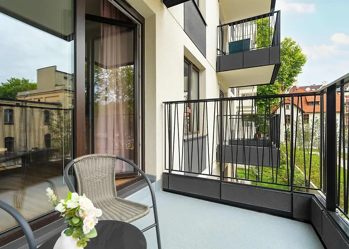 Spacious And Cosy In With Parking, Desk And Balcony By Renters דירה פוזנן